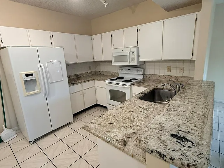 12060 NW 11th St #12060 — Photo 13
