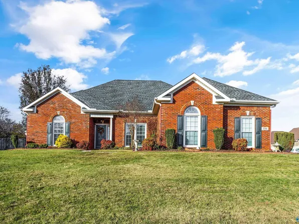 106 Winding Oak Dr, Huntsville, AL 35806