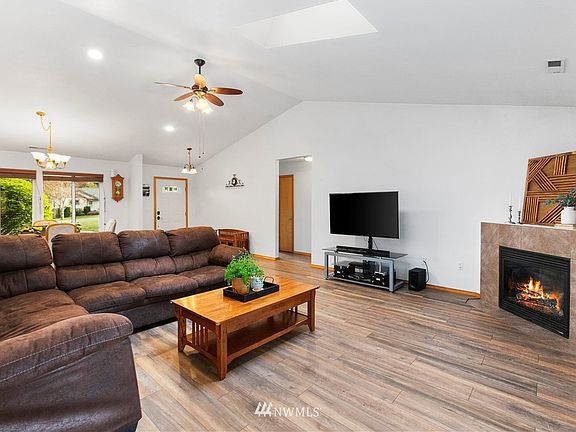 4th image of 131 Skylark Court E