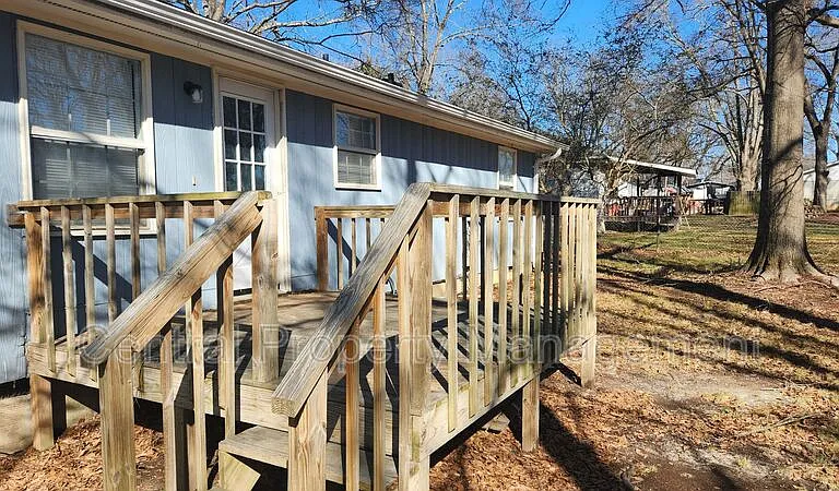 300 Florence Dr — Photo 3