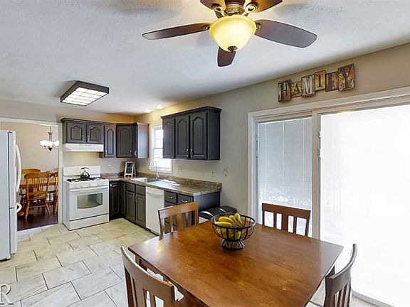 3rd image of 17 Prenzler Dr