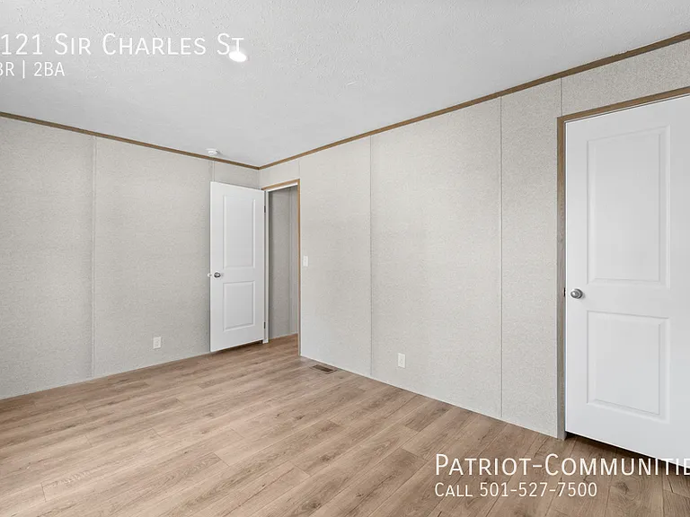 1121 Sir Charles St — Photo 17
