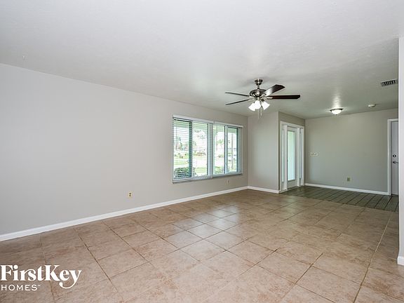 3rd image of 605 SE 4th Pl