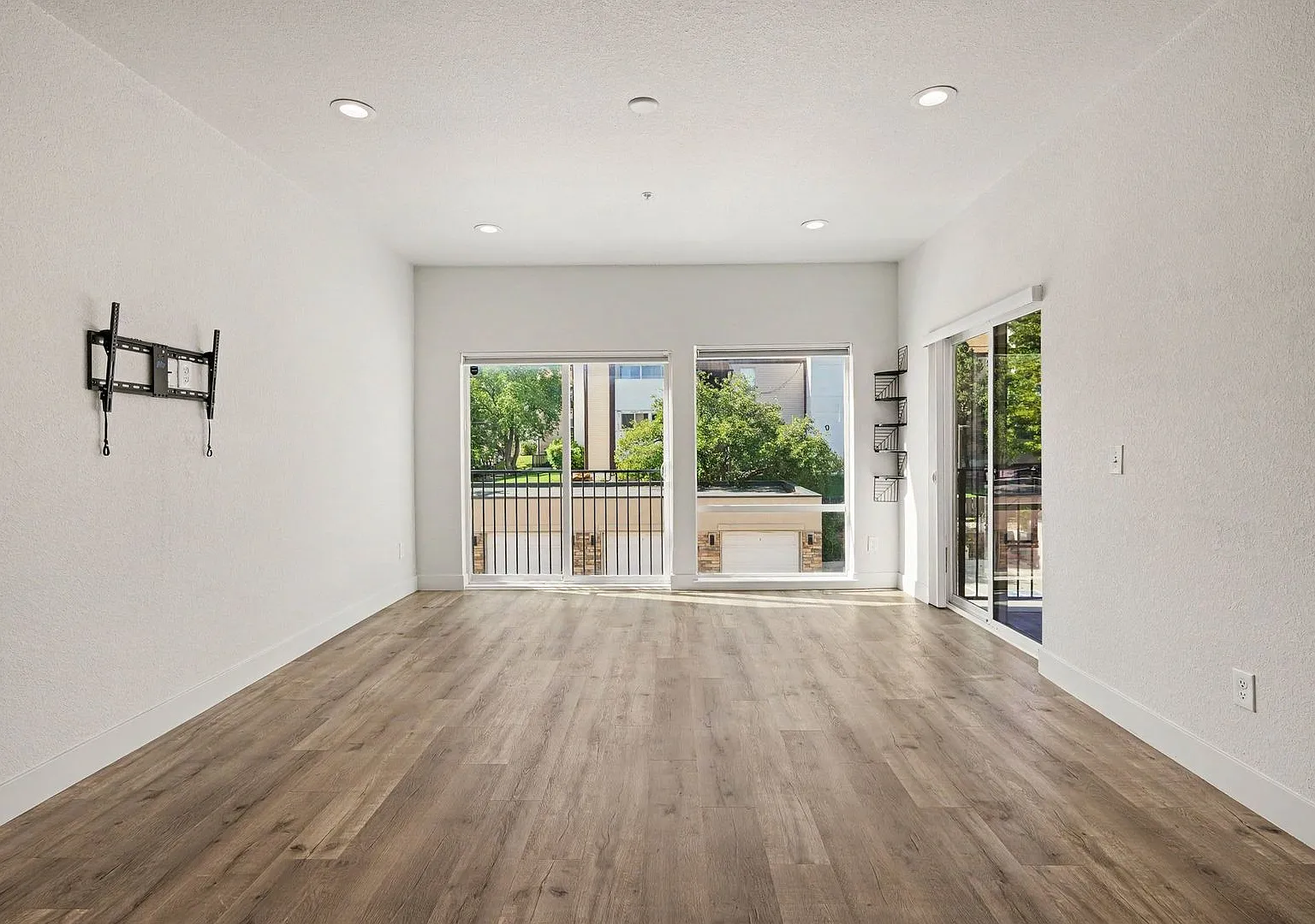 Available NOW! 2 Bedroom 2 Bath Beautiful Condo! — Photo 4