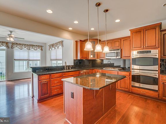5th image of 36 Columbia Way