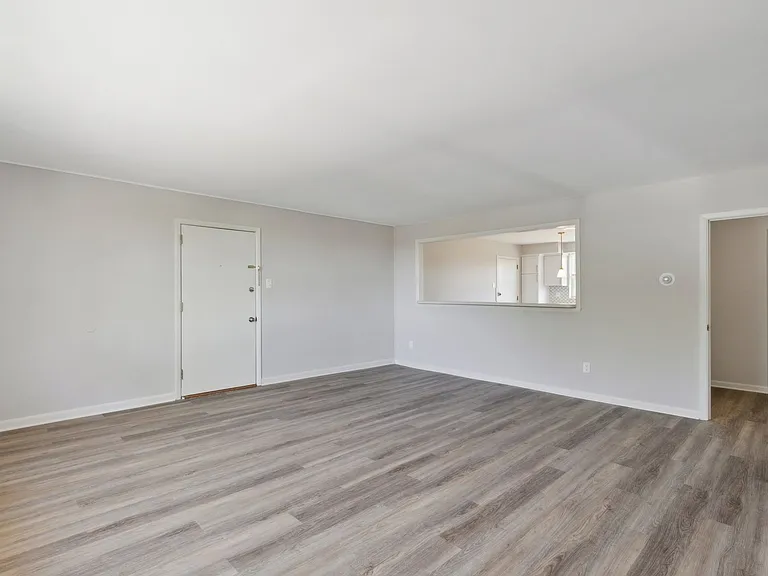500 Manor House Ln — Photo 3