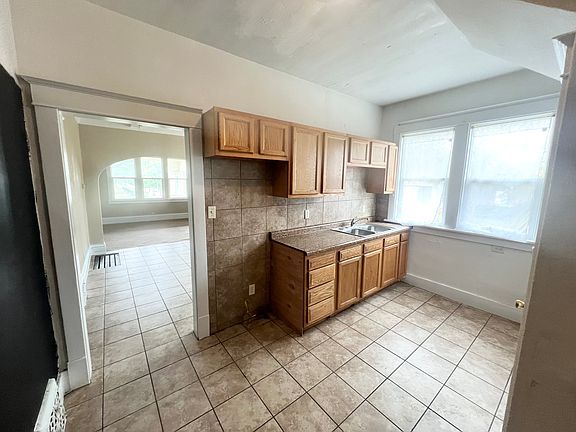 2nd image of 2118 N Maryland Ave