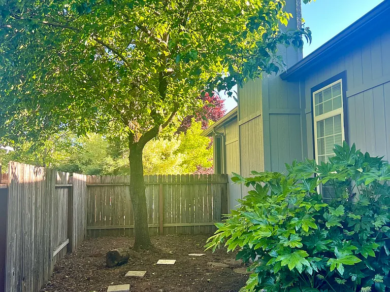 109 Sanger Ln — Photo 16