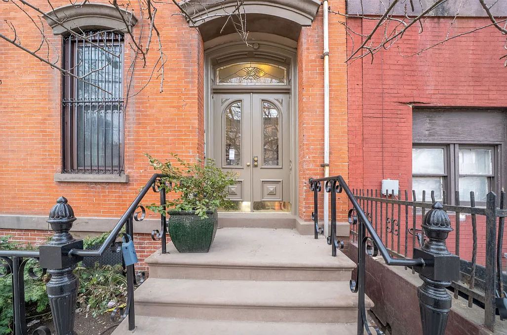 Building Photo - 189 Christopher Columbus Dr #1