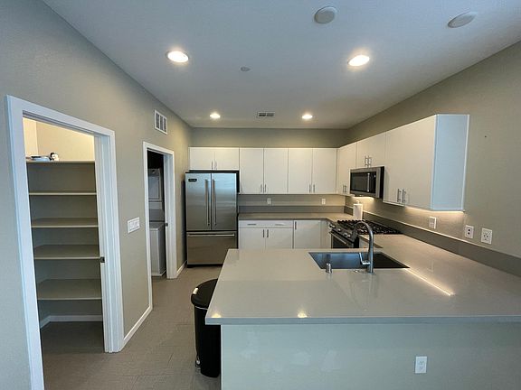 4th image of 11237 Rainbow Peak Ave #204