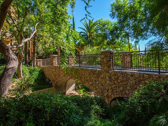 Beautiful Garden Landscape with miles of walking trails nearby!