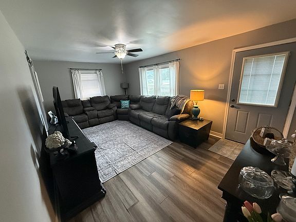 4th image of 315 N Division St