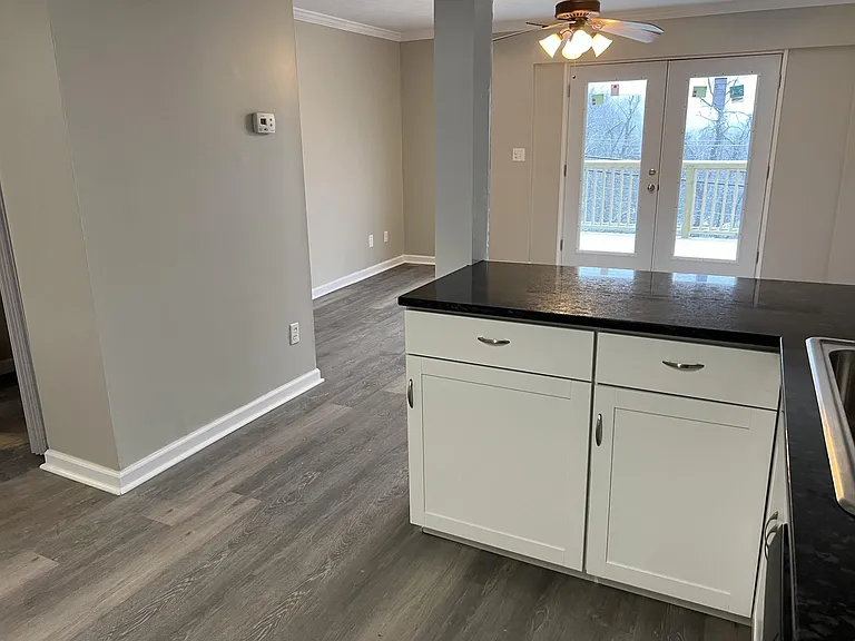300 Stewart Ln #31 — Photo 2