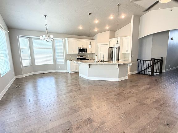 5th image of 808 W Valley View Way N