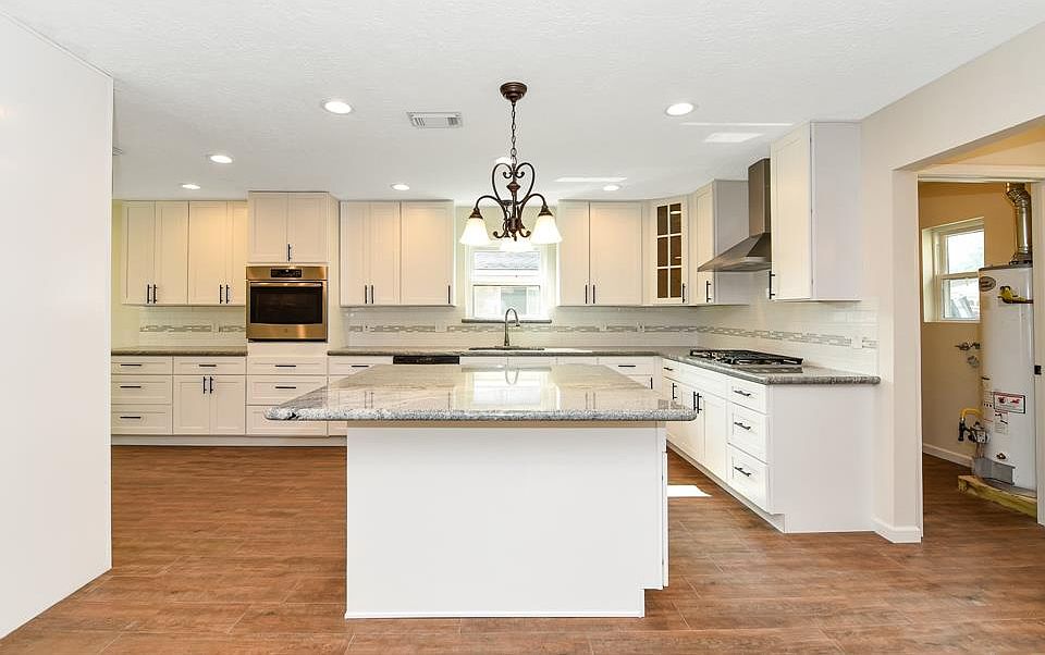 Island kitchen completely renovated with custom finishes
