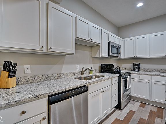 5th image of 2450 Carrollton Ave
