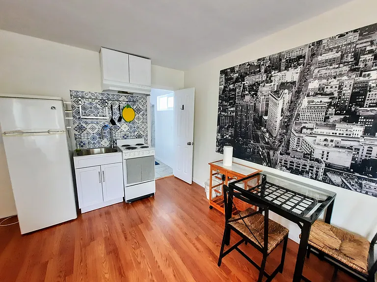 1108 W 39th Pl #B — Photo 3