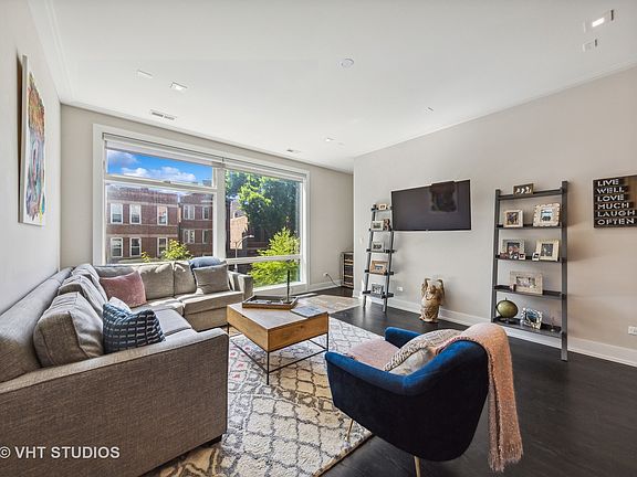 3rd image of 827 N Hermitage Ave #2