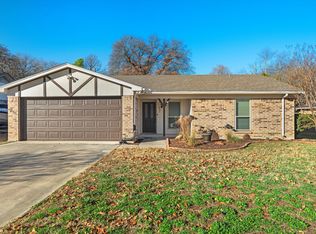 921 Red Oak St, Azle, TX 76020