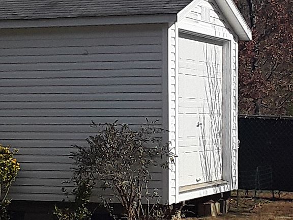 Has garage style door