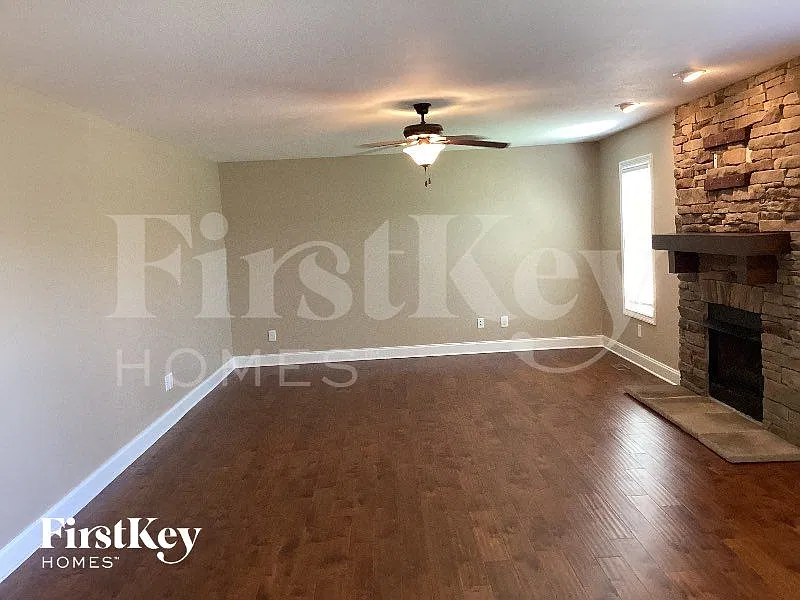4 bed, 2.5 bath, 2568 sqft, $2,590 — Photo 3