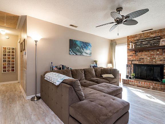3rd image of 451 Parkdale Dr