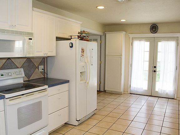 4th image of 207 Kelly Dr