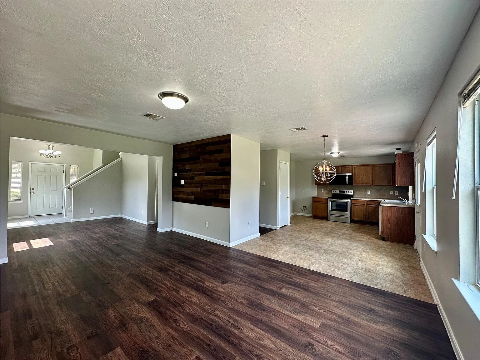 3 bed, 2.5 bath, 1810 sqft, $1,950 — Photo 2