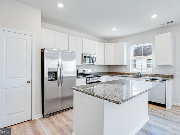 4th image of 306 Banbury St Lot 57