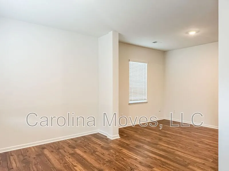 4 bed, 2.5 bath, 2872 sqft, $2,395 — Photo 3