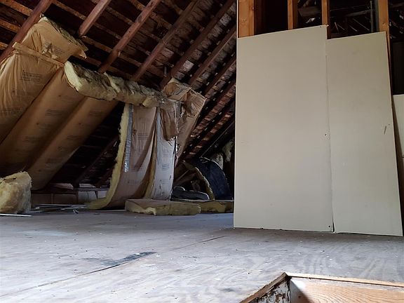 3rd image of 133 E Elm St
