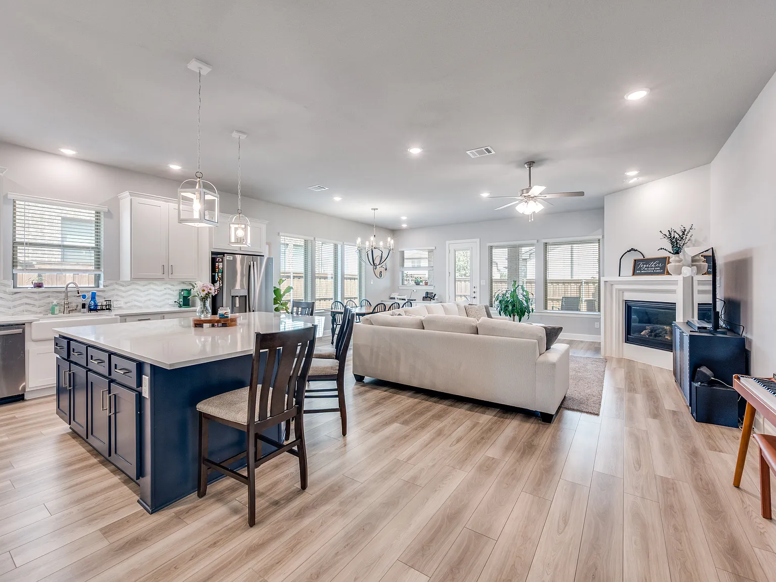 3 bed, 2174 sqft, $3,300 — Photo 3