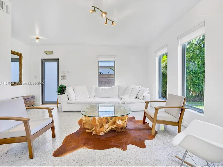 7537 W Treasure Dr — Photo 5