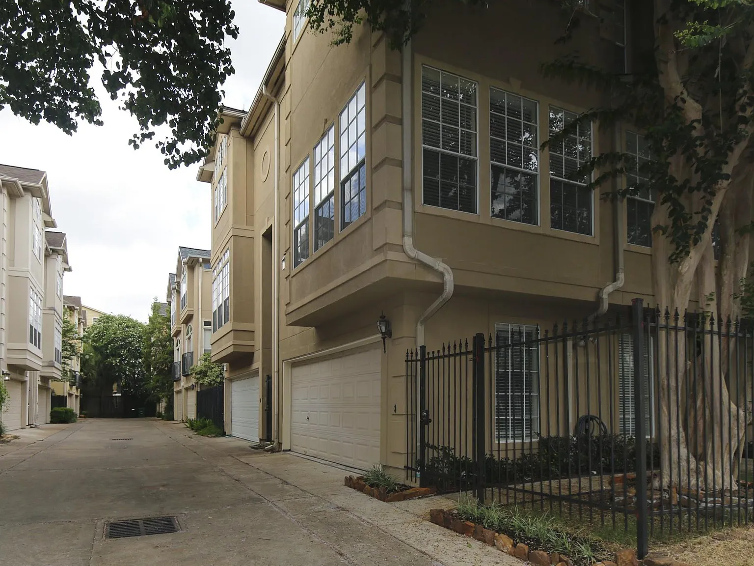 3 bed, 4.0 bath, 1941 sqft, $2,900 — Photo 1