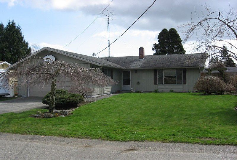 Huge front yard w/great mature landscaping