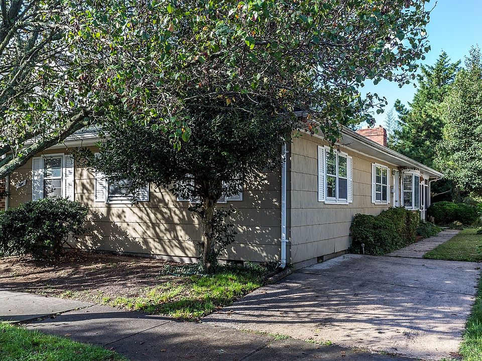 8 Country Club Drive