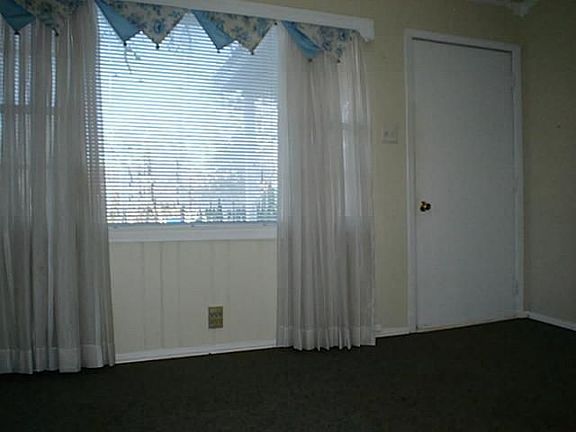 3rd image of 1205 Oak St