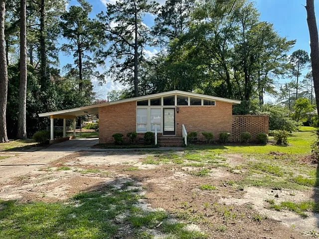 303 Pinewood Dr — Photo 2