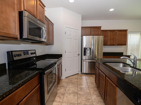 Lake and English Daisy 073