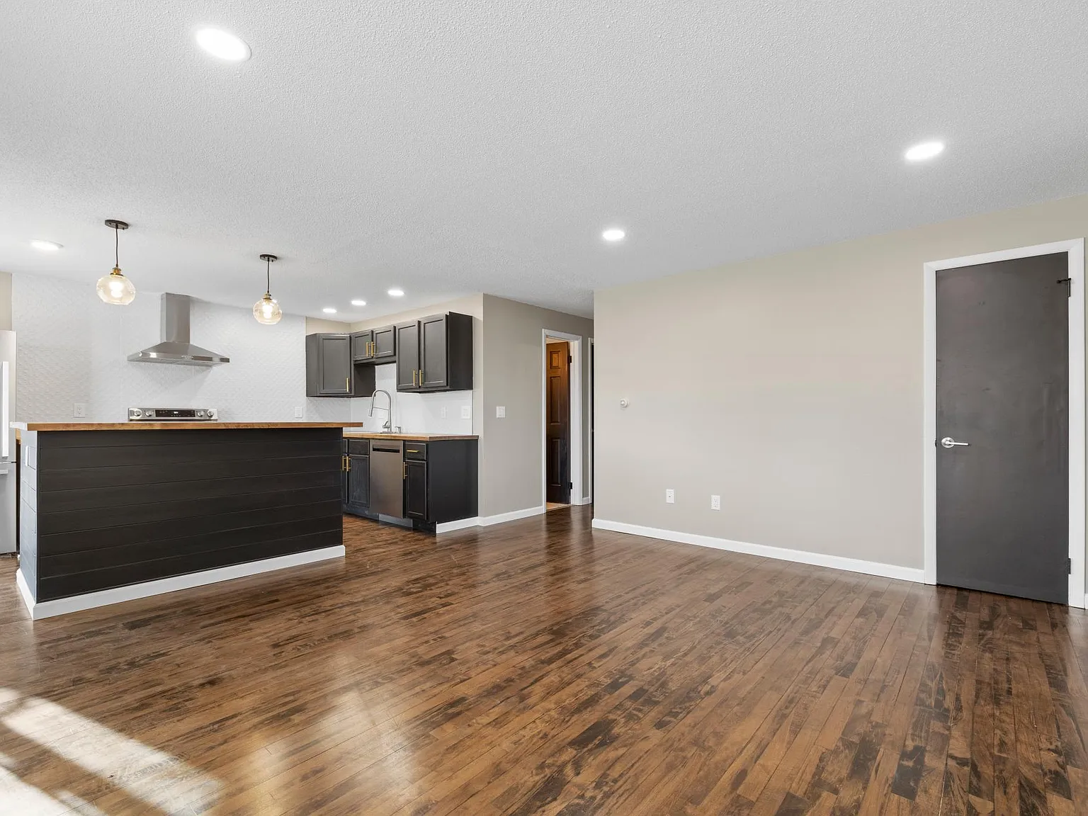 2 bed, 750 sqft, $1,200 — Photo 2