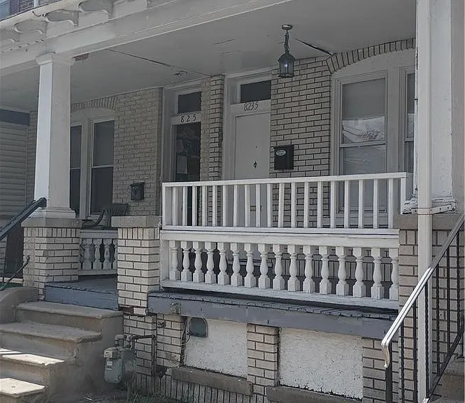 823 1/2 W Washington St — Photo 3