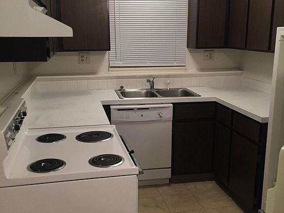 5th image of 1519 Oxford Dr #D