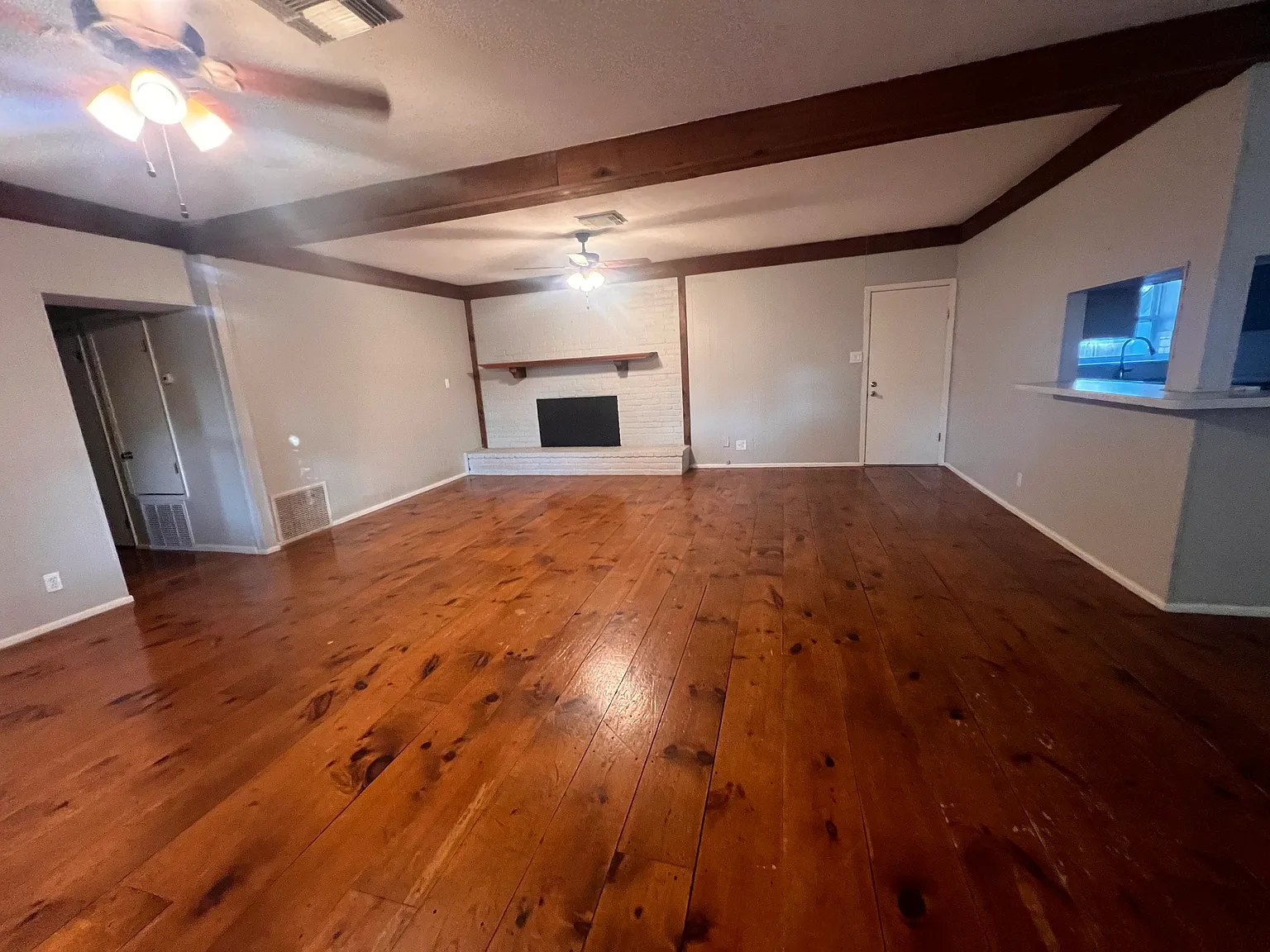 3 bed, 2000 sqft, $1,800 — Photo 3