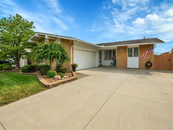 4915 Hillcrest Rd, Trenton, MI 48183