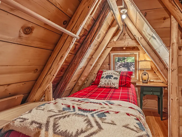 Bedroom 3: Queen & Twin Bed, SmartTV
