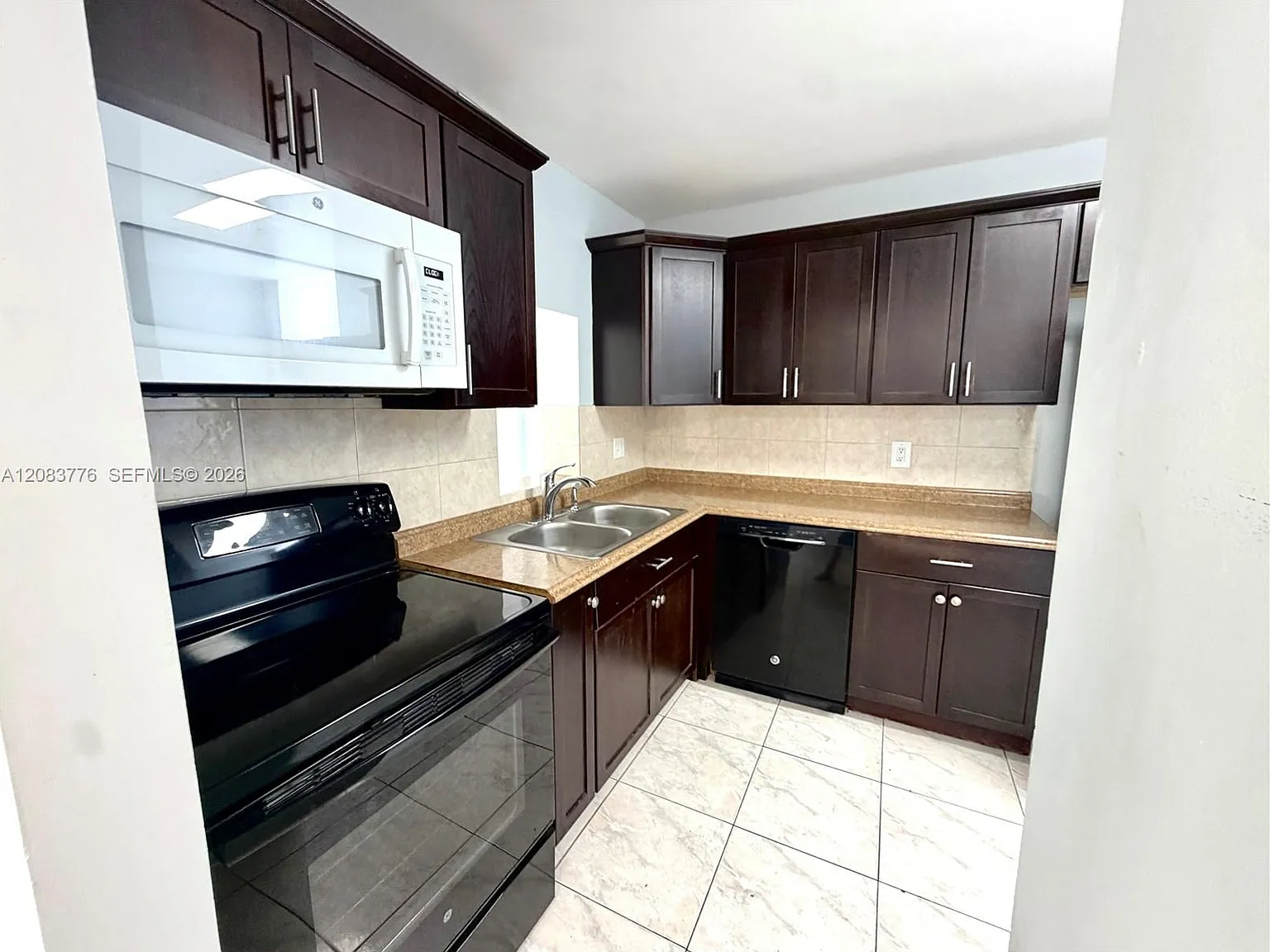 Eastern Shores White Hous — Photo 3