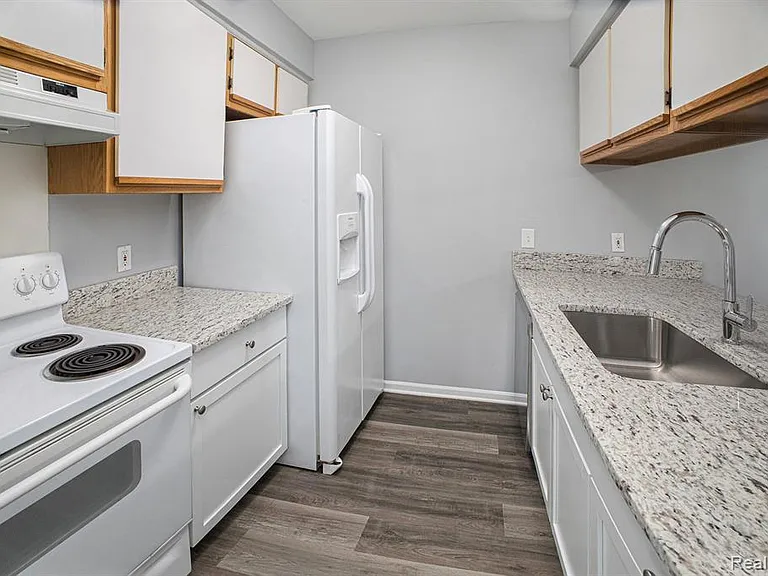 15054 Riverside Dr — Photo 12