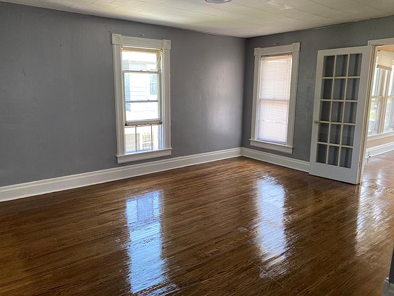 4th image of 220 E 8th St Unit B