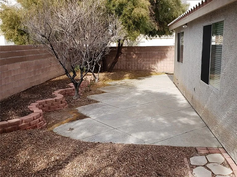 519 Siberia St — Photo 7