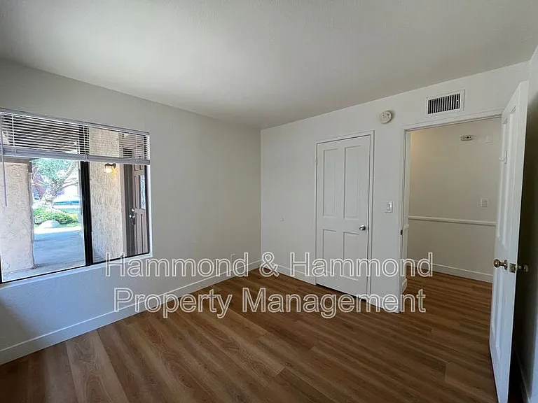 21812 Vintage St — Photo 16